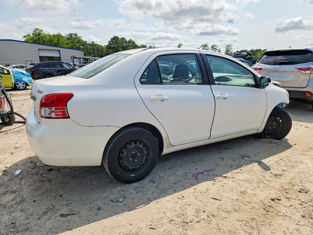 2010 Toyota Yaris Base White vin: JTDBT4K32A1362860