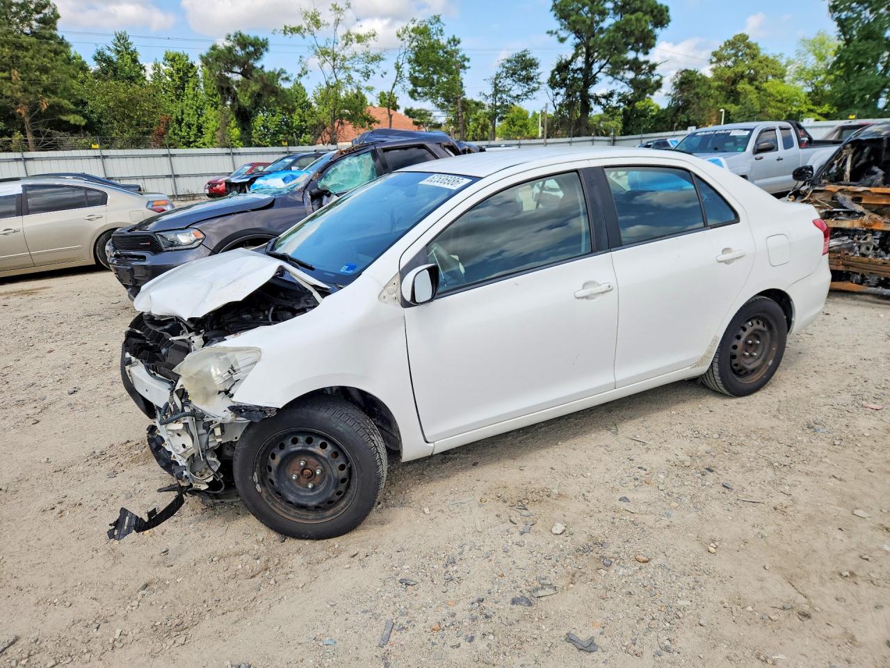 2010 Toyota Yaris Base White vin: JTDBT4K32A1362860