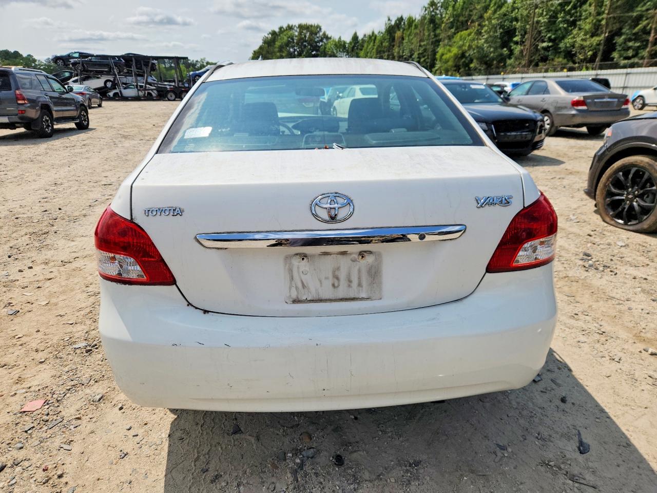 2010 Toyota Yaris Base White vin: JTDBT4K32A1362860