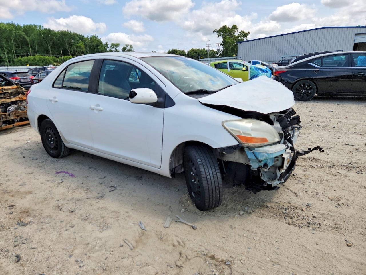 2010 Toyota Yaris Base White vin: JTDBT4K32A1362860