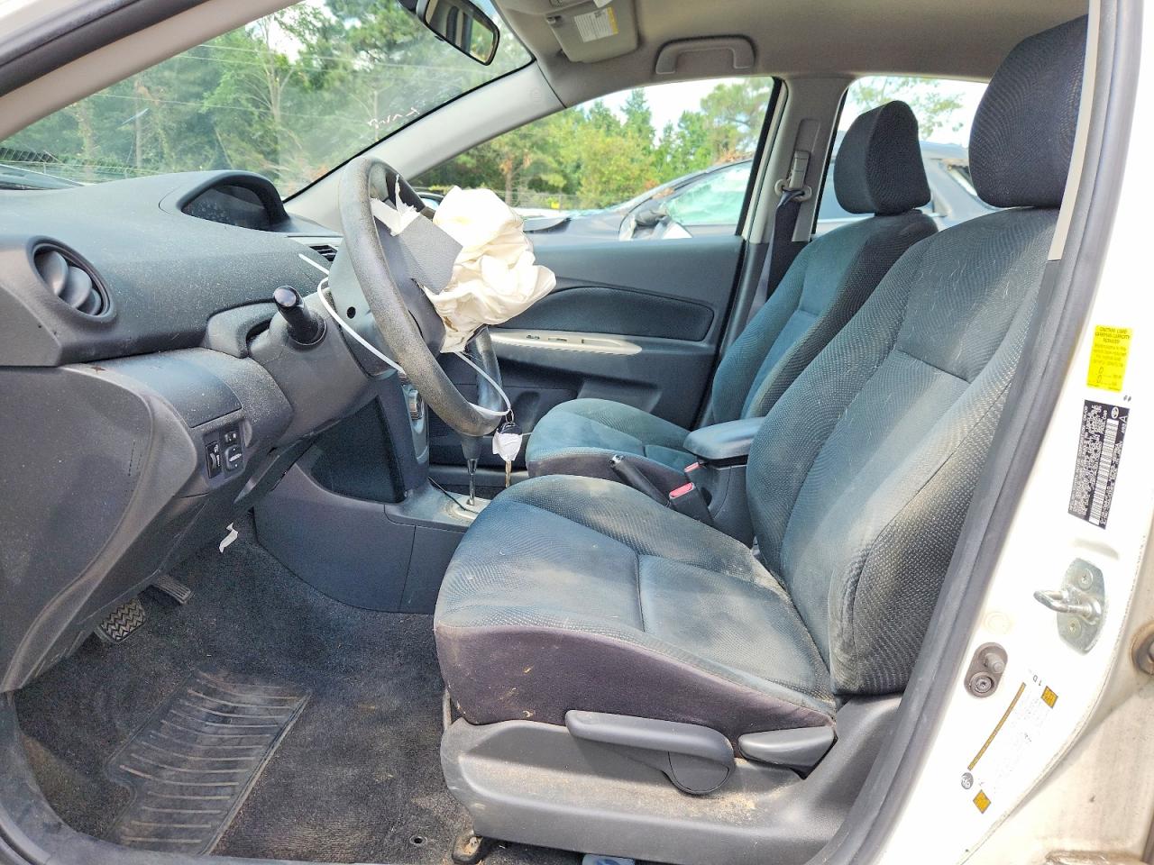 2010 Toyota Yaris Base White vin: JTDBT4K32A1362860