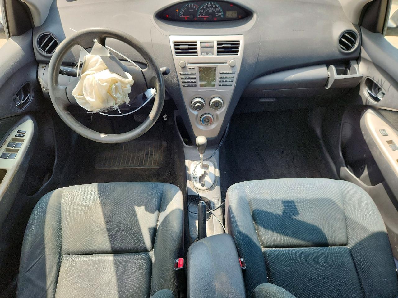 2010 Toyota Yaris Base White vin: JTDBT4K32A1362860