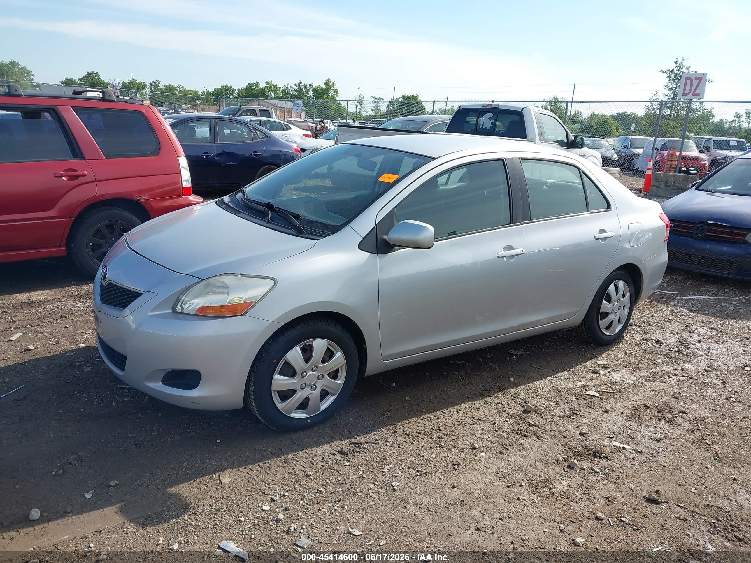 2010 Toyota Yaris Silver vin: JTDBT4K32A1378072