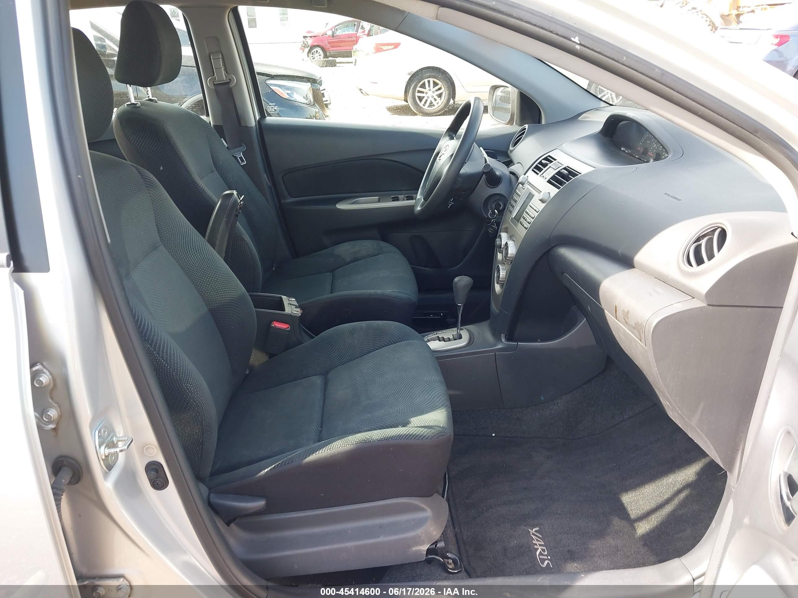 2010 Toyota Yaris Silver vin: JTDBT4K32A1378072