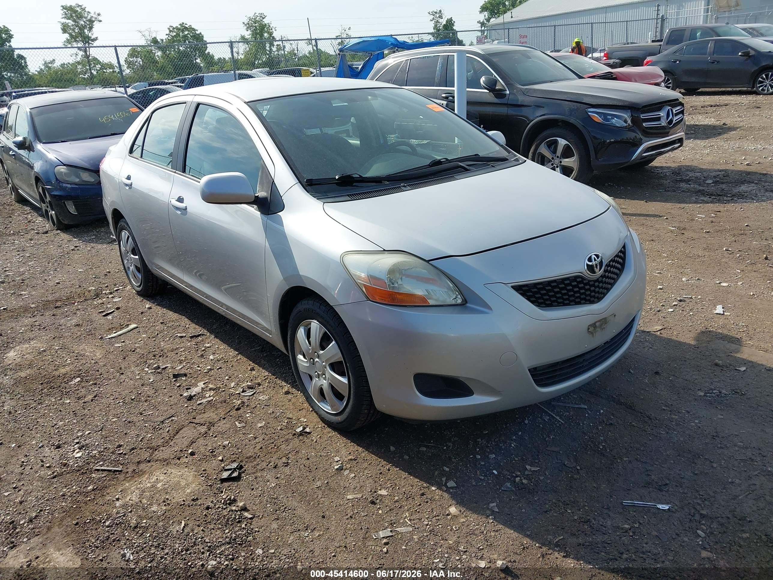 2010 Toyota Yaris Silver vin: JTDBT4K32A1378072