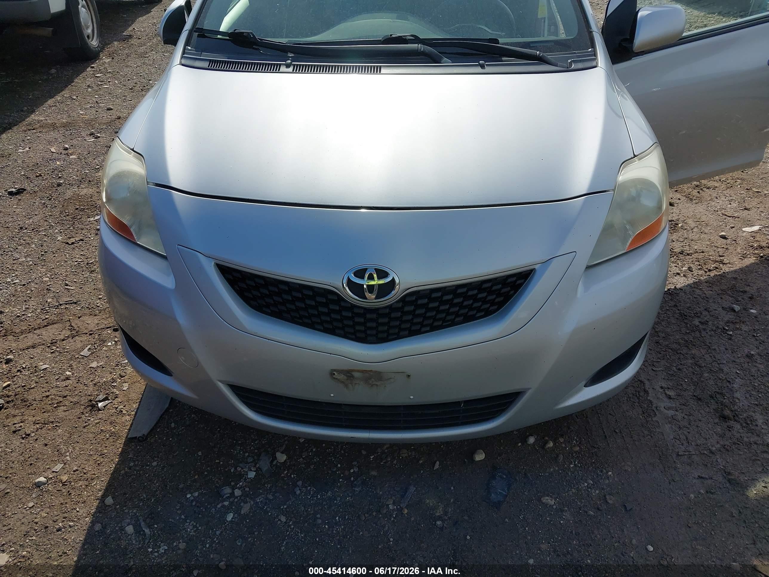 2010 Toyota Yaris Silver vin: JTDBT4K32A1378072