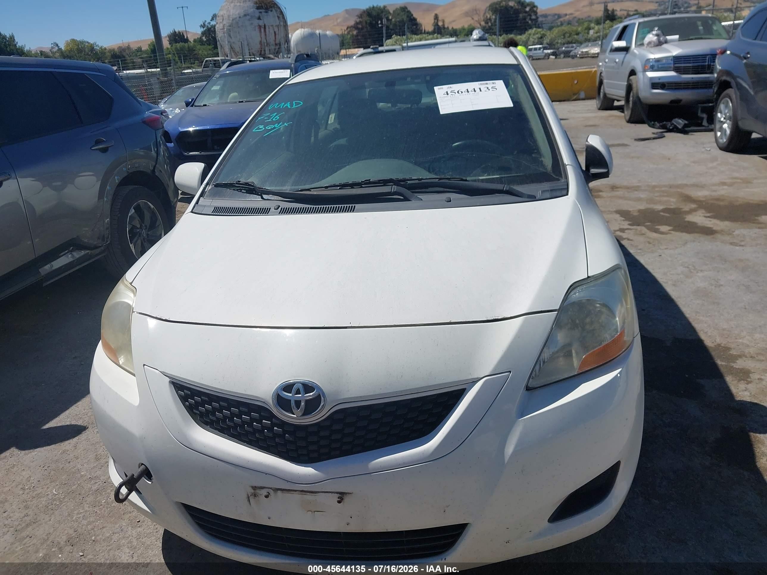2010 Toyota Yaris   White vin: JTDBT4K32A1383434