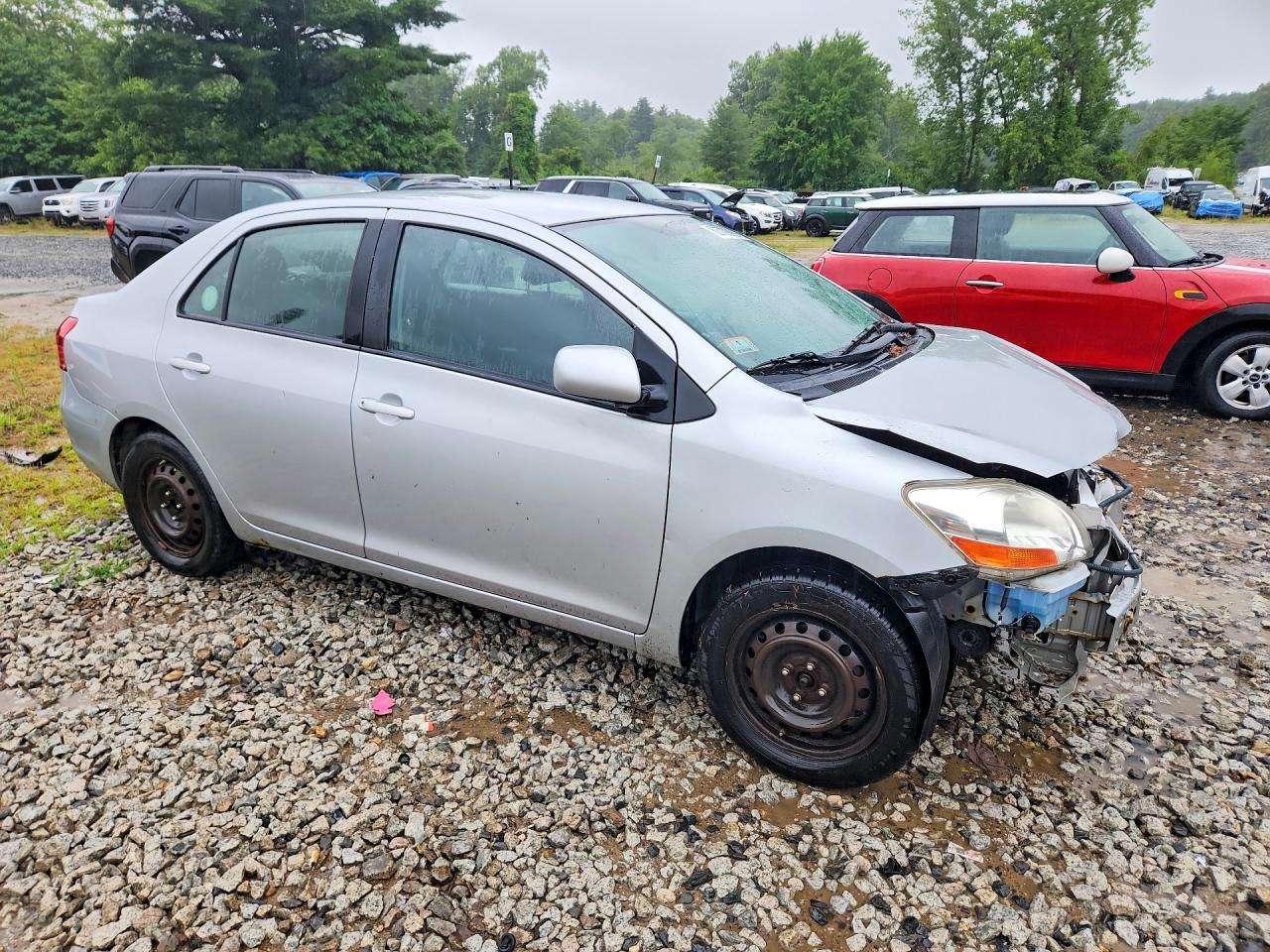 2011 Toyota Yaris Base Silver vin: JTDBT4K32B1399408