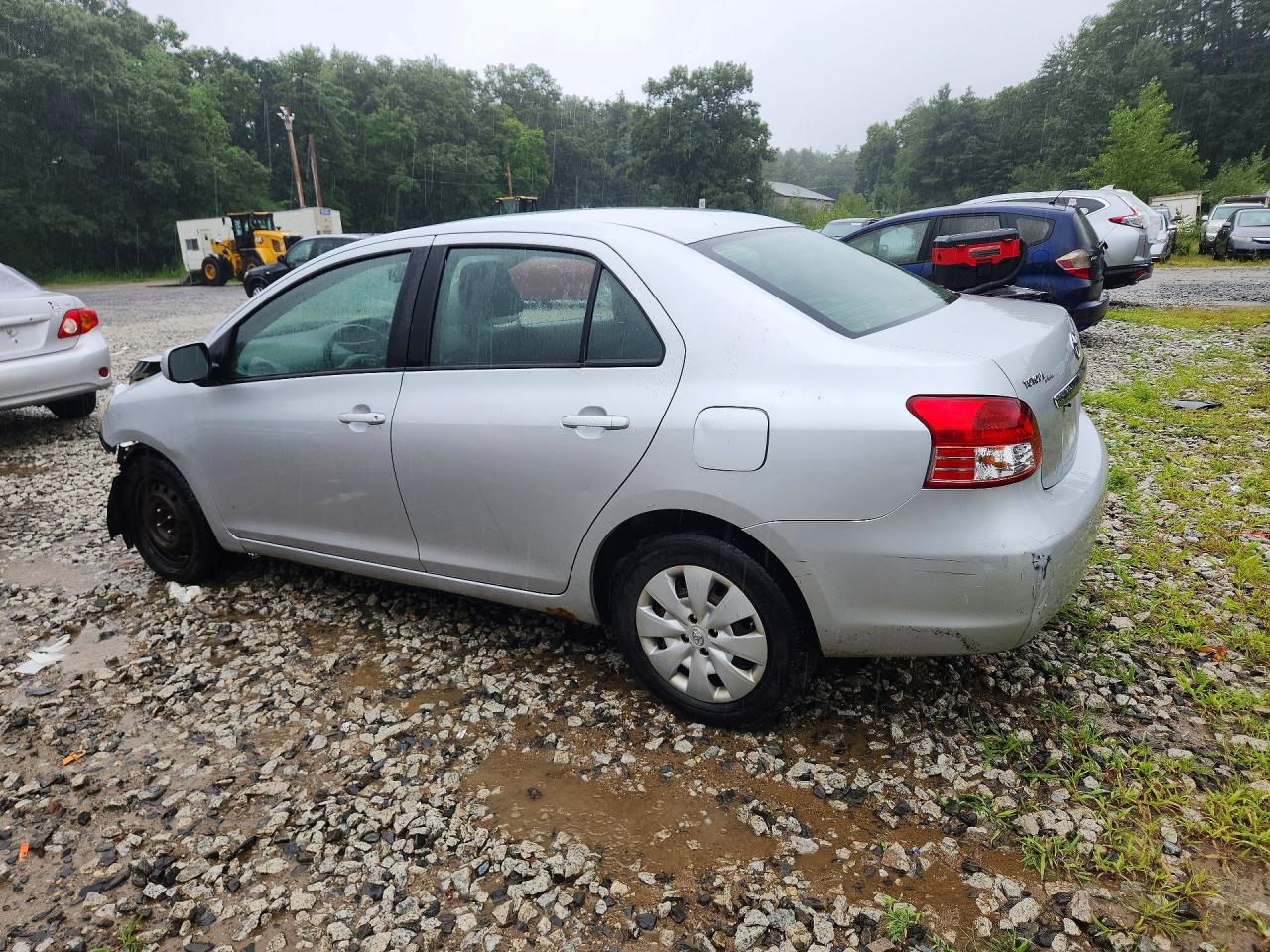 2011 Toyota Yaris Base Silver vin: JTDBT4K32B1399408