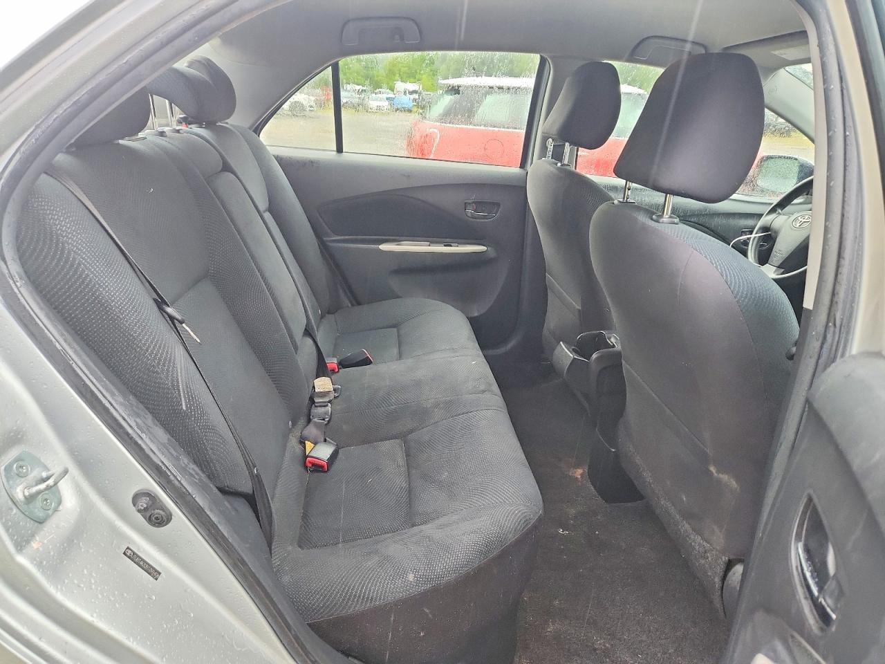 2011 Toyota Yaris Base Silver vin: JTDBT4K32B1399408