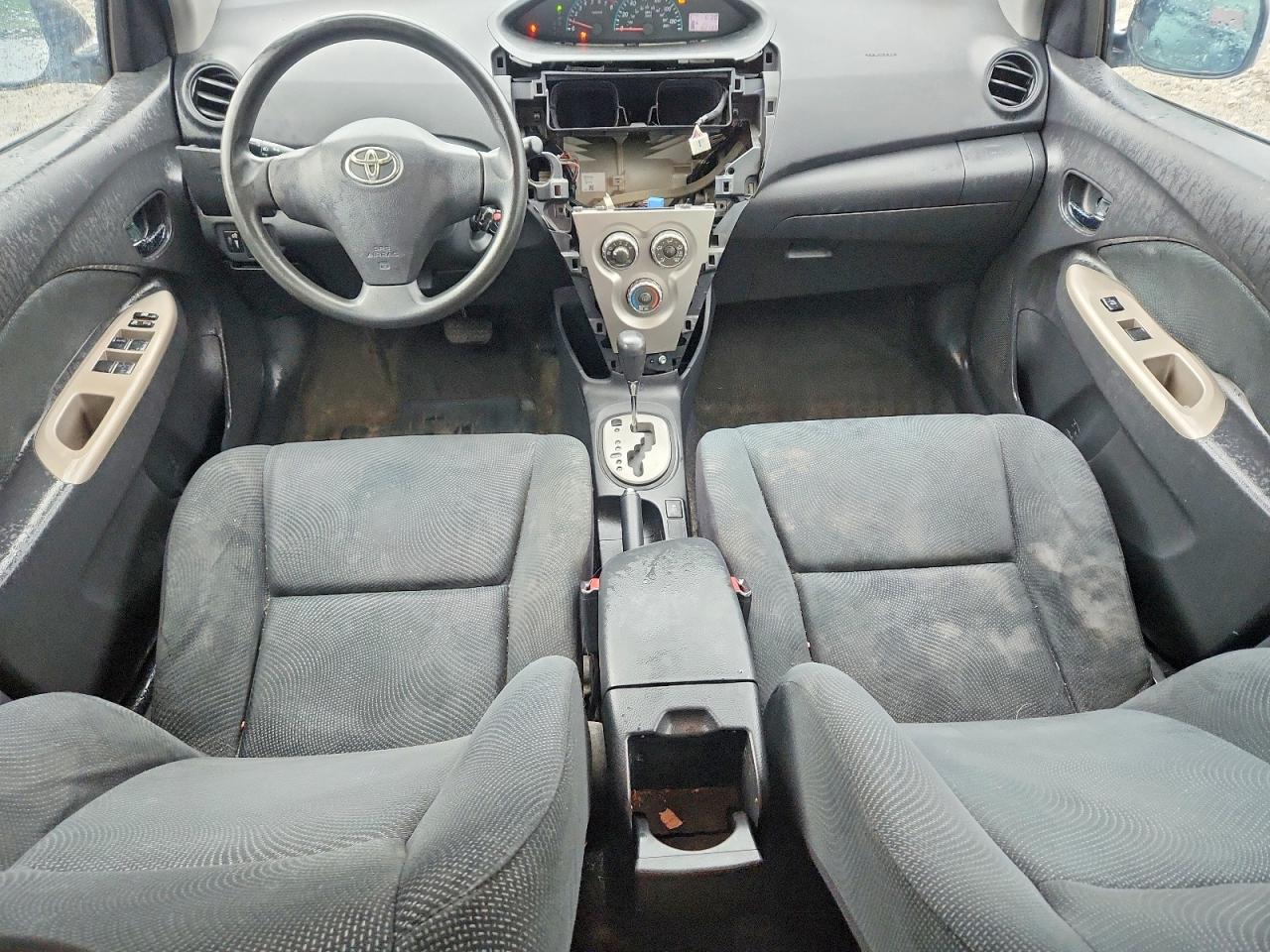 2011 Toyota Yaris Base Silver vin: JTDBT4K32B1399408