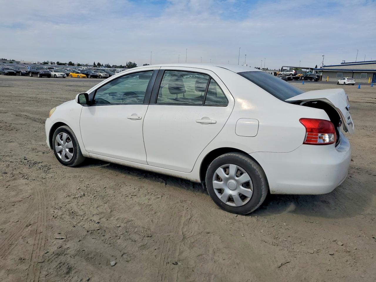 2011 Toyota Yaris Base White vin: JTDBT4K32B1404025
