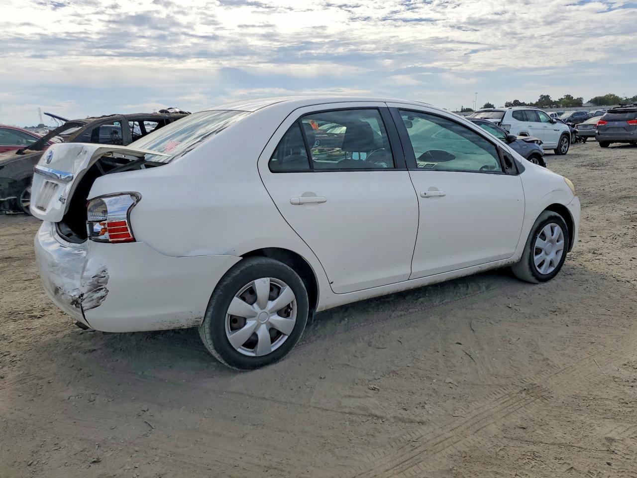 2011 Toyota Yaris Base White vin: JTDBT4K32B1404025