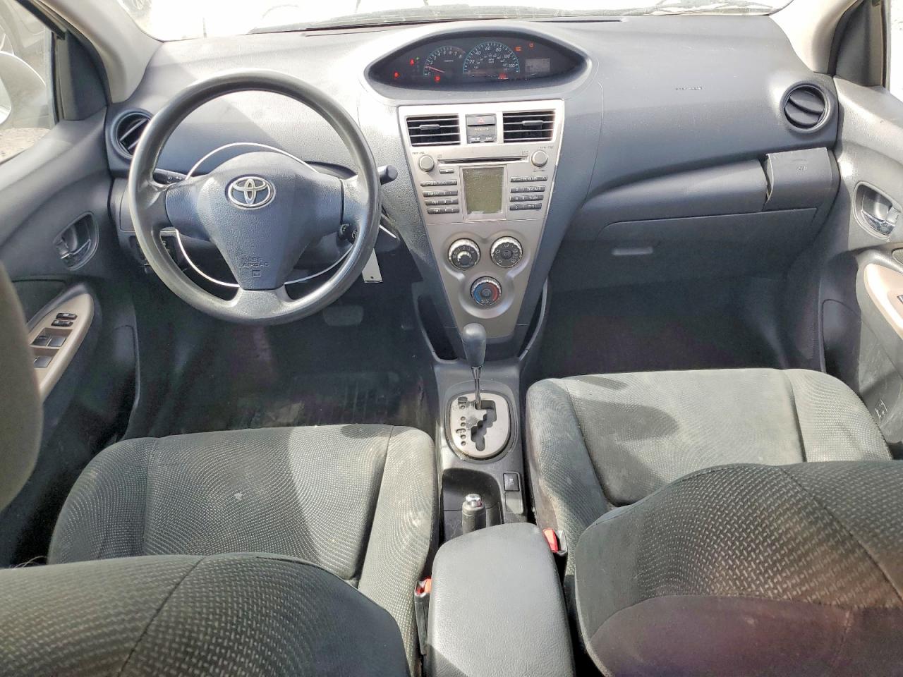 2011 Toyota Yaris Base White vin: JTDBT4K32B1404025