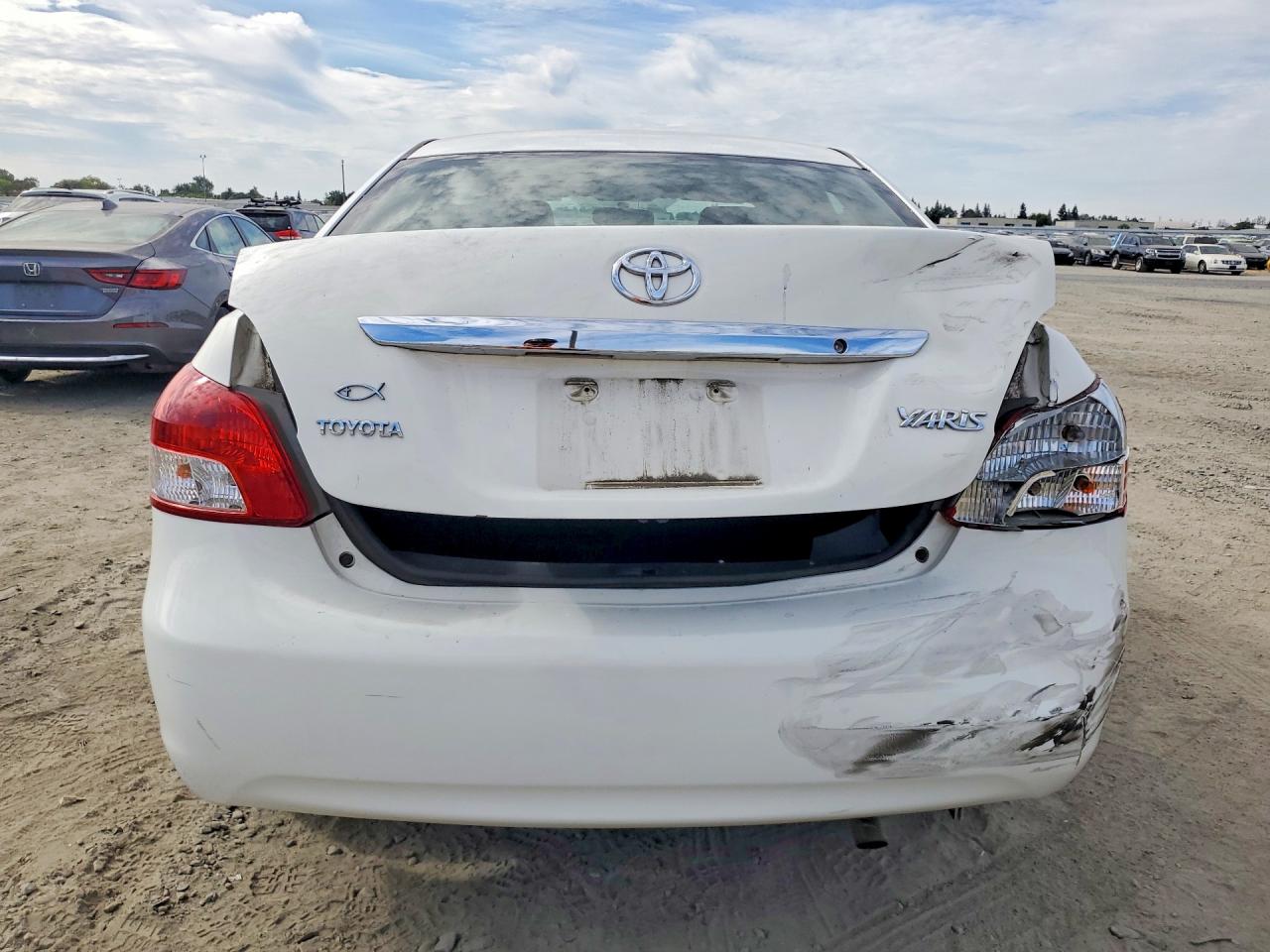2011 Toyota Yaris Base White vin: JTDBT4K32B1404025