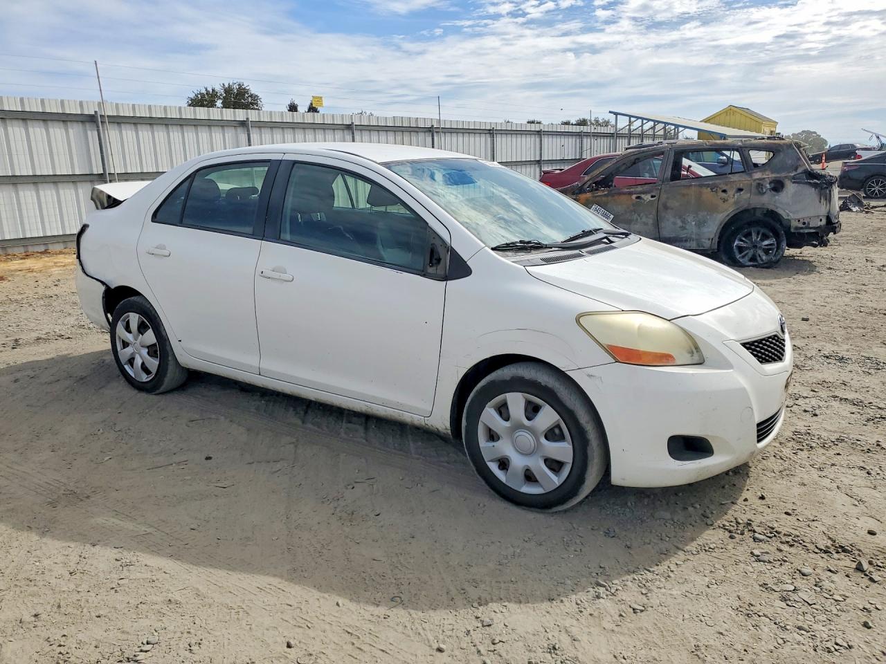 2011 Toyota Yaris Base White vin: JTDBT4K32B1404025