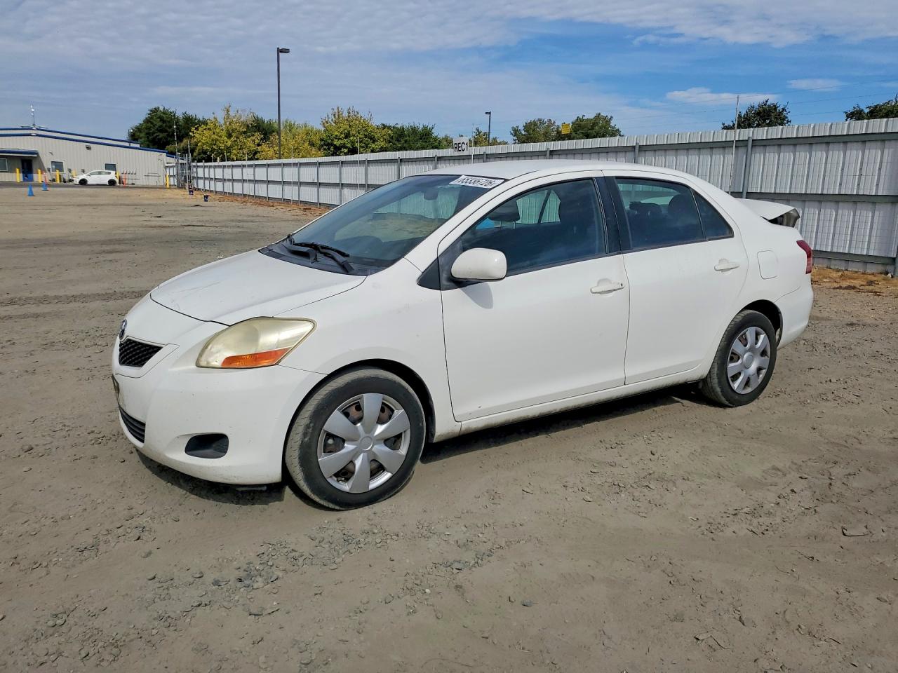 2011 Toyota Yaris Base White vin: JTDBT4K32B1404025