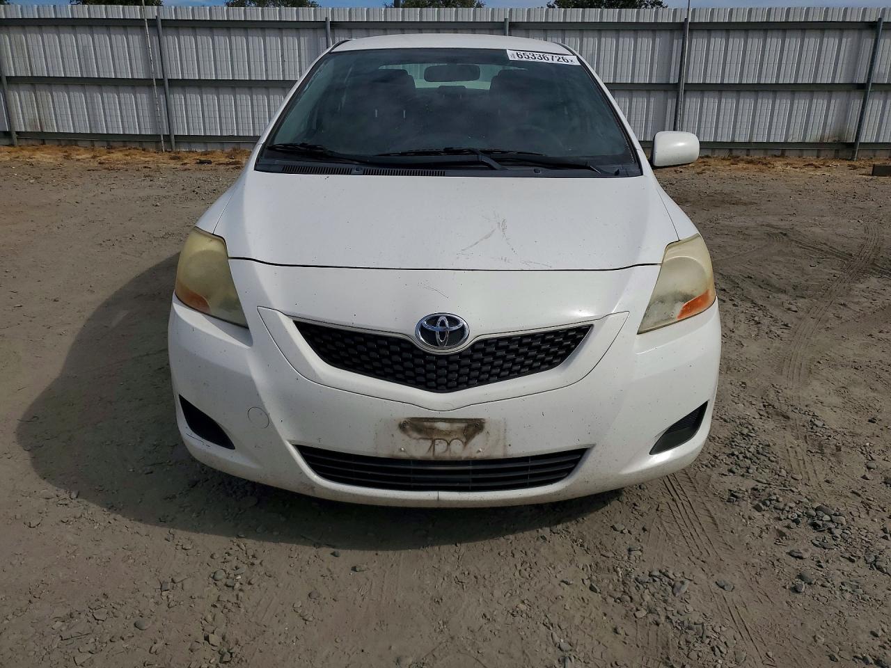 2011 Toyota Yaris Base White vin: JTDBT4K32B1404025