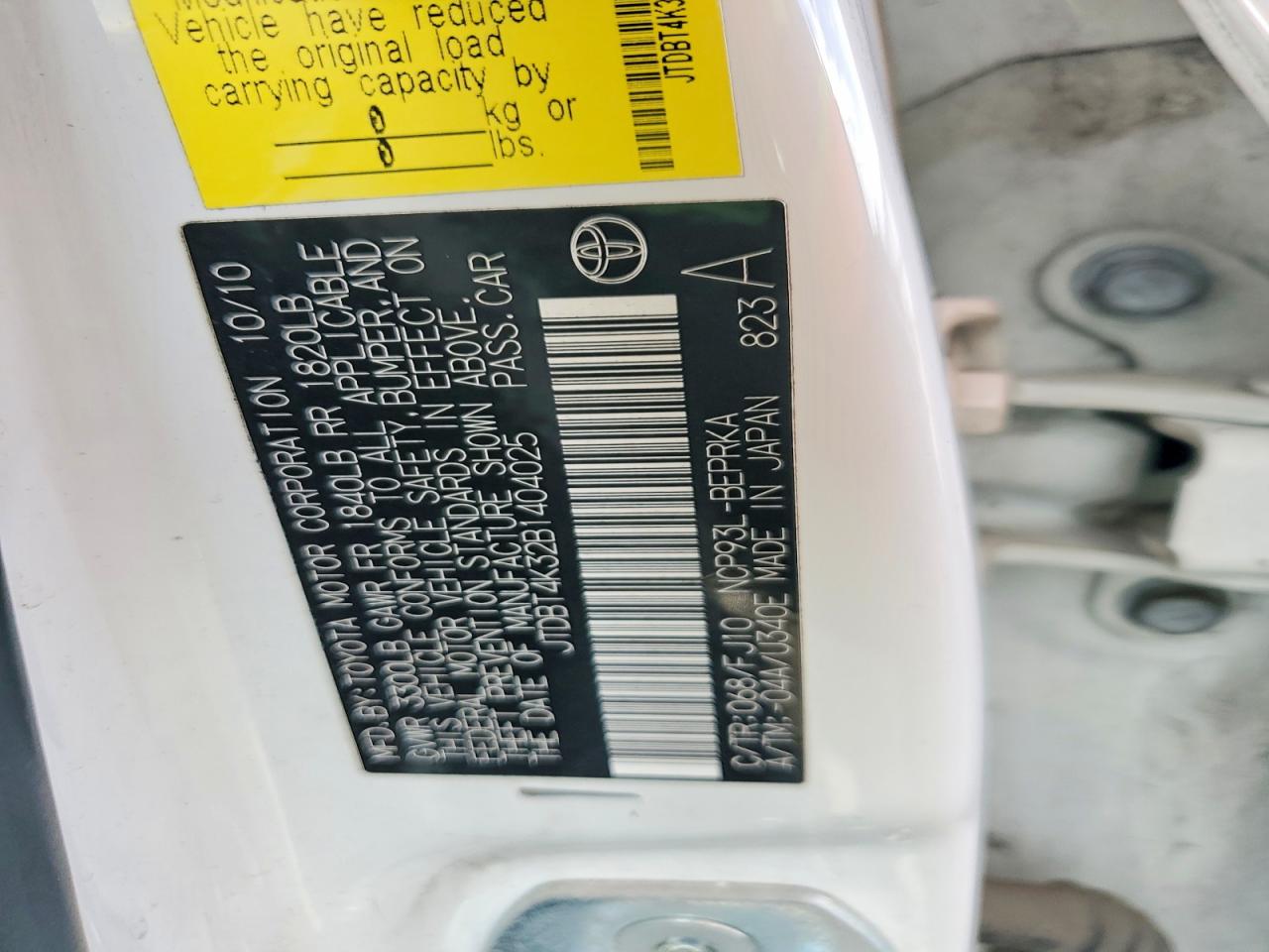 2011 Toyota Yaris Base White vin: JTDBT4K32B1404025