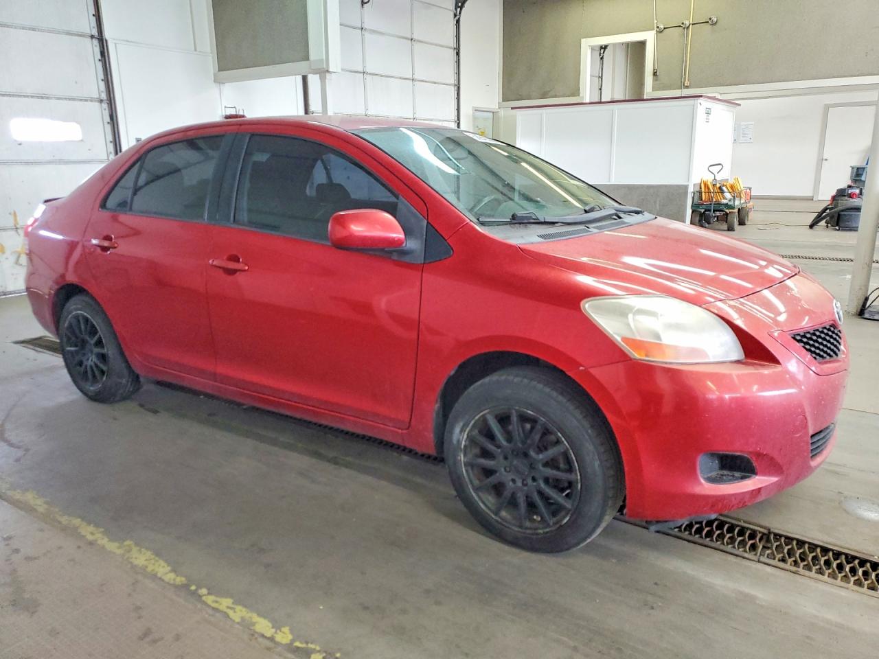 2011 Toyota Yaris Base Красный vin: JTDBT4K32BL004101