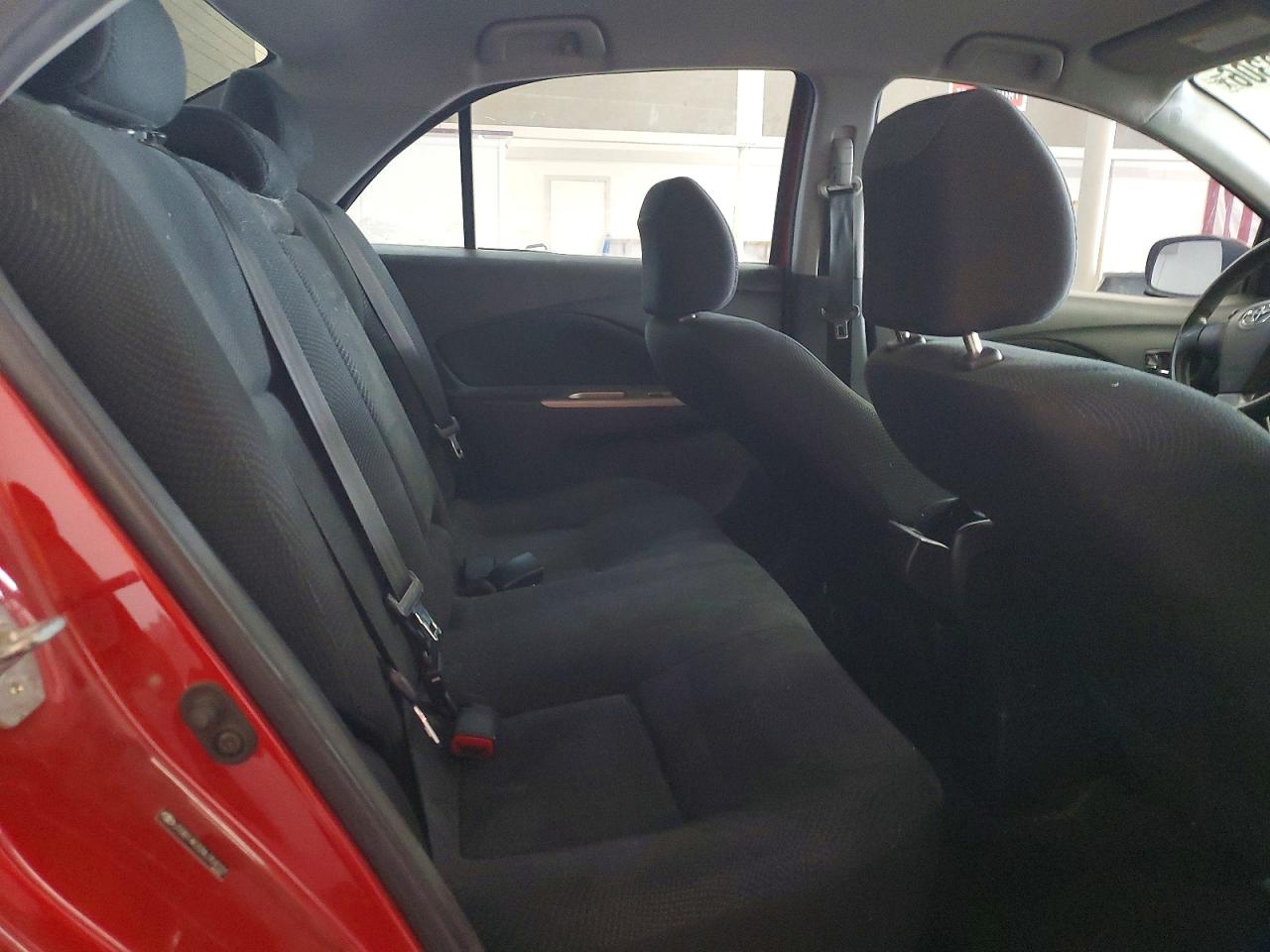 2011 Toyota Yaris Base Красный vin: JTDBT4K32BL004101