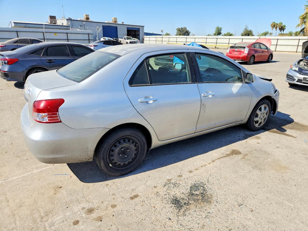 2012 Toyota Yaris Fleet Серебряный vin: JTDBT4K32C1417245