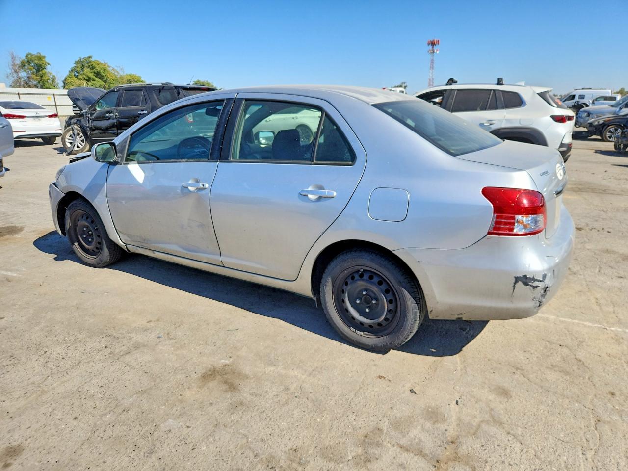 2012 Toyota Yaris Fleet Серебряный vin: JTDBT4K32C1417245