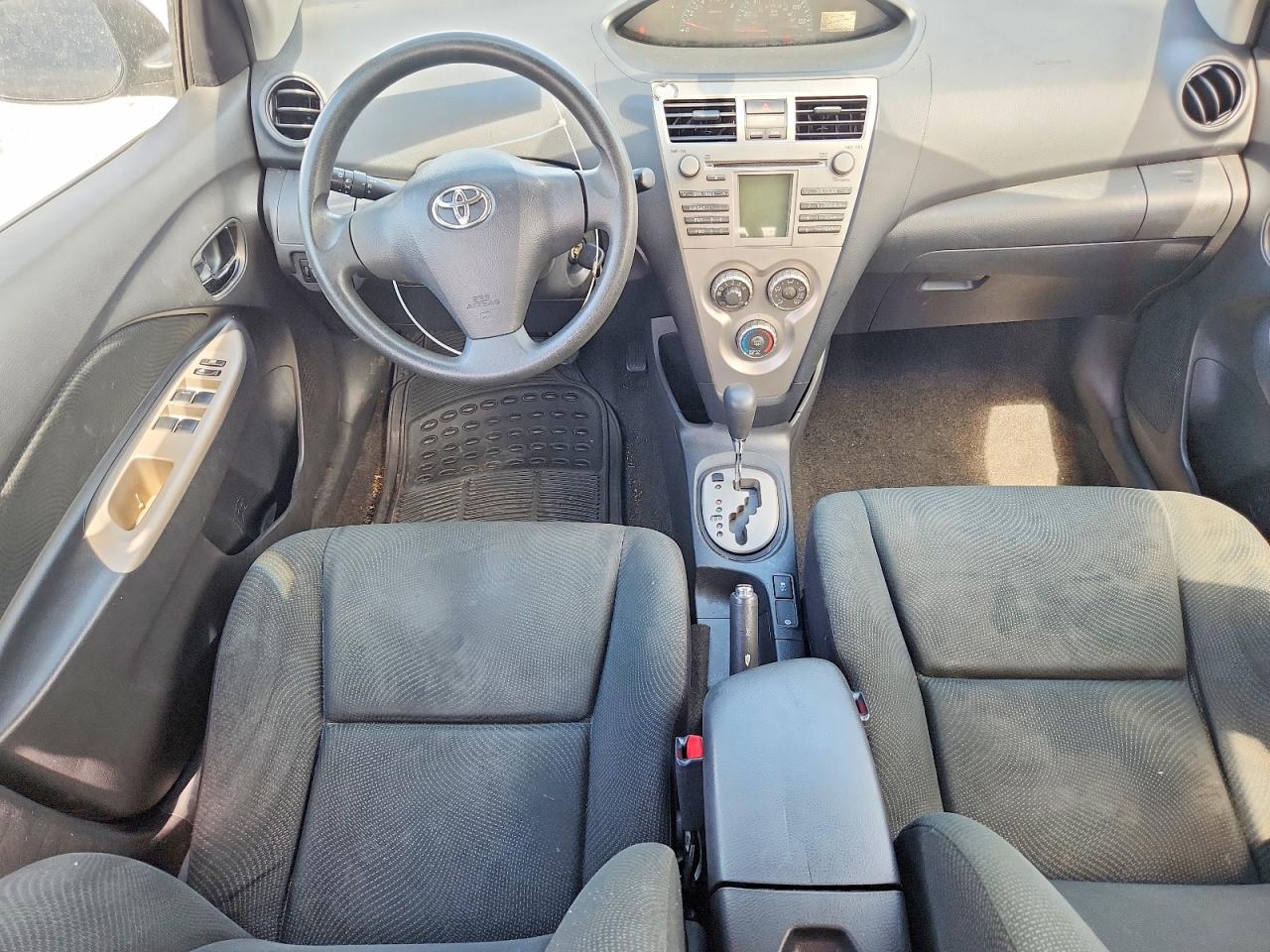 2010 Toyota Yaris Base Серый vin: JTDBT4K33A1352368