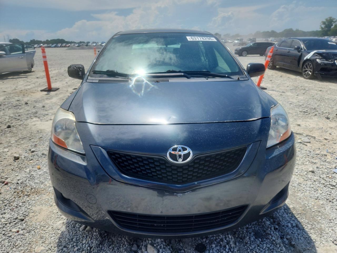 2010 Toyota Yaris Base Серый vin: JTDBT4K33A1352368