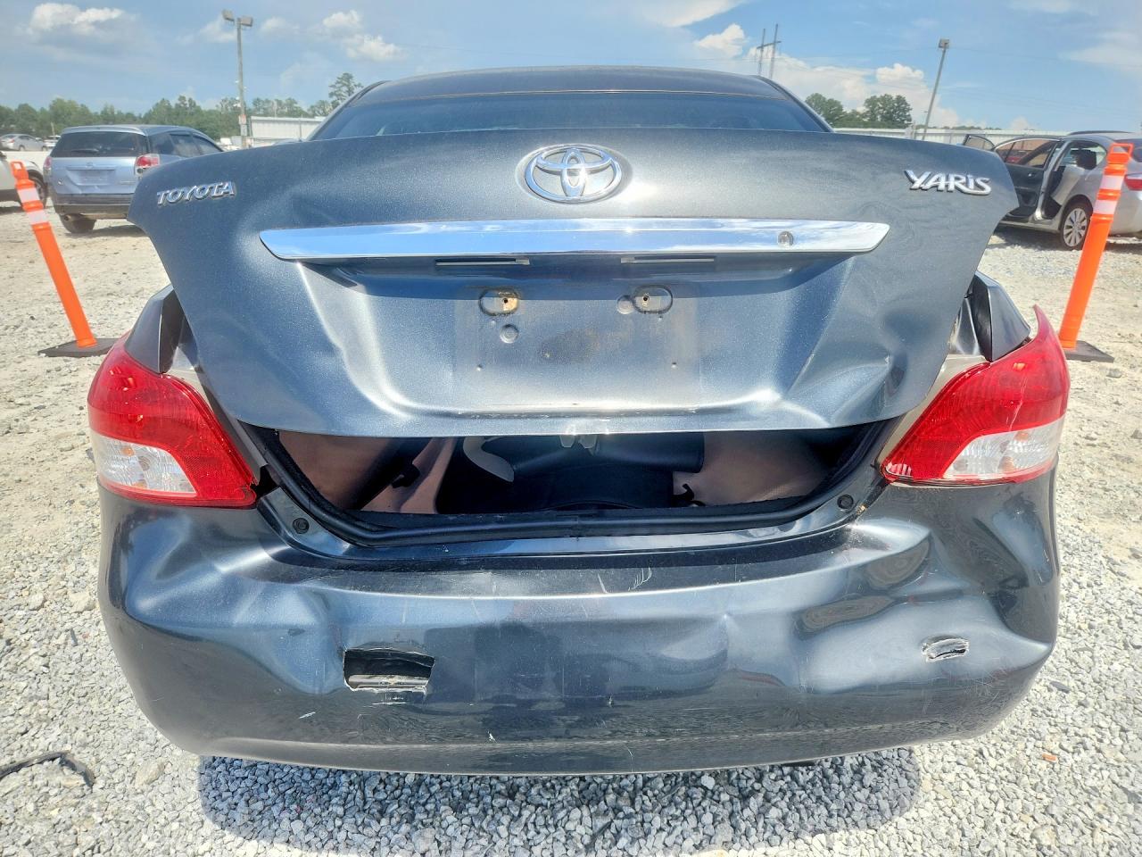 2010 Toyota Yaris Base Серый vin: JTDBT4K33A1352368