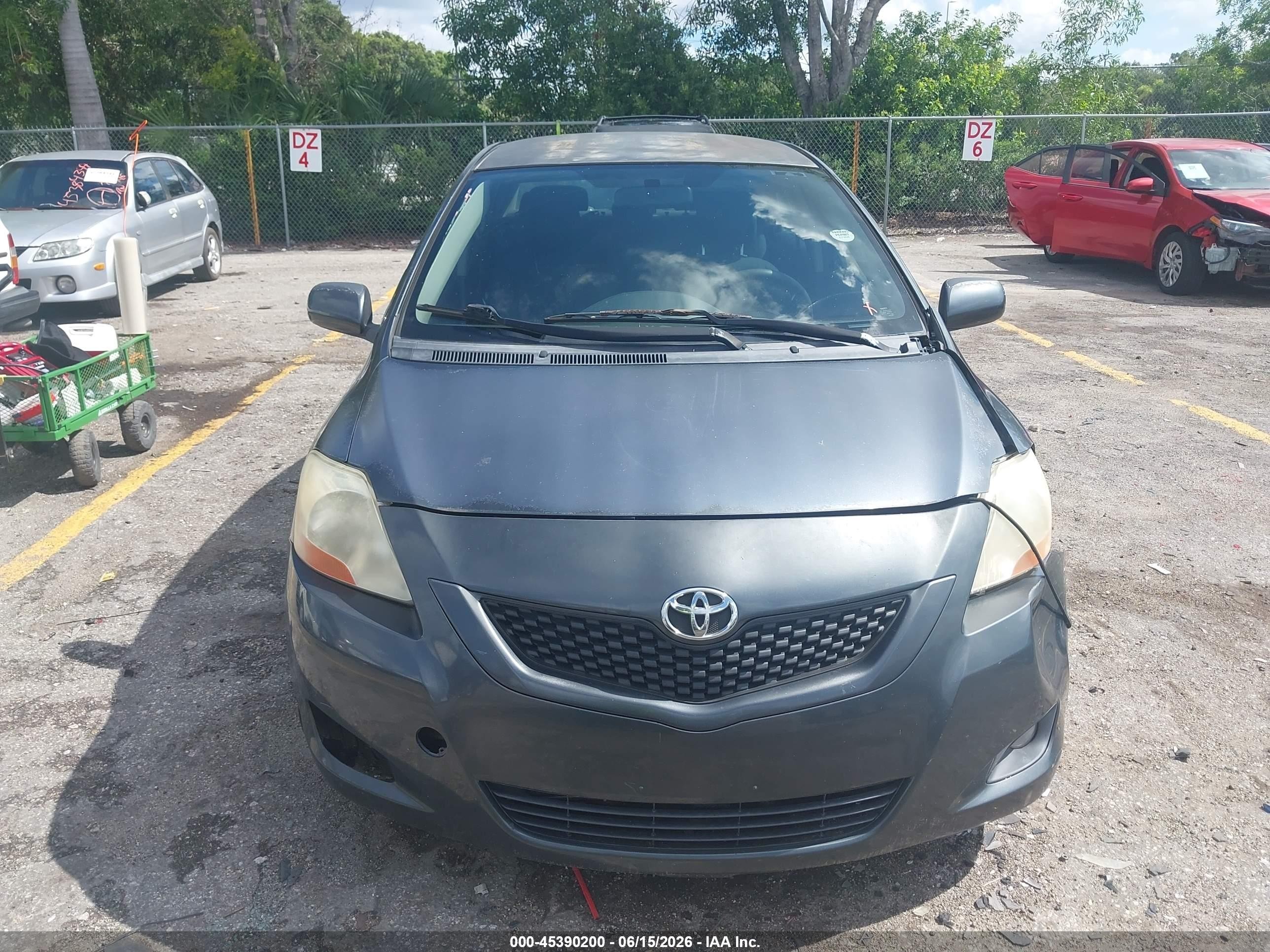 2010 Toyota Yaris Gray vin: JTDBT4K33A1357411