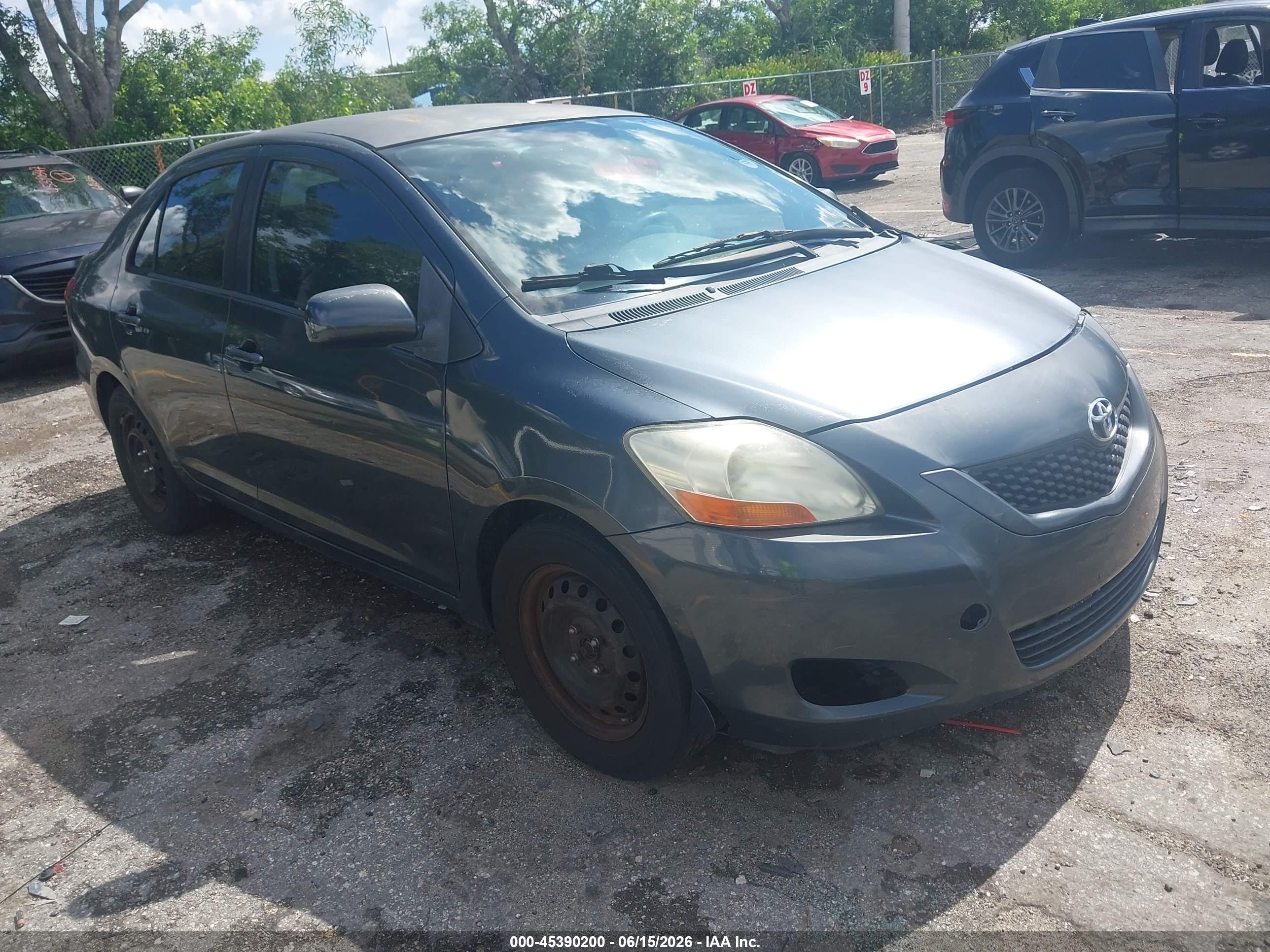 2010 Toyota Yaris Gray vin: JTDBT4K33A1357411