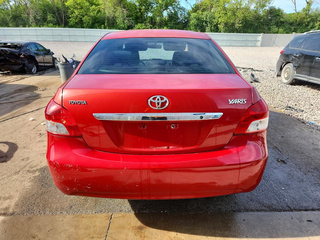 2010 Toyota Yaris Base Red vin: JTDBT4K34A1389543