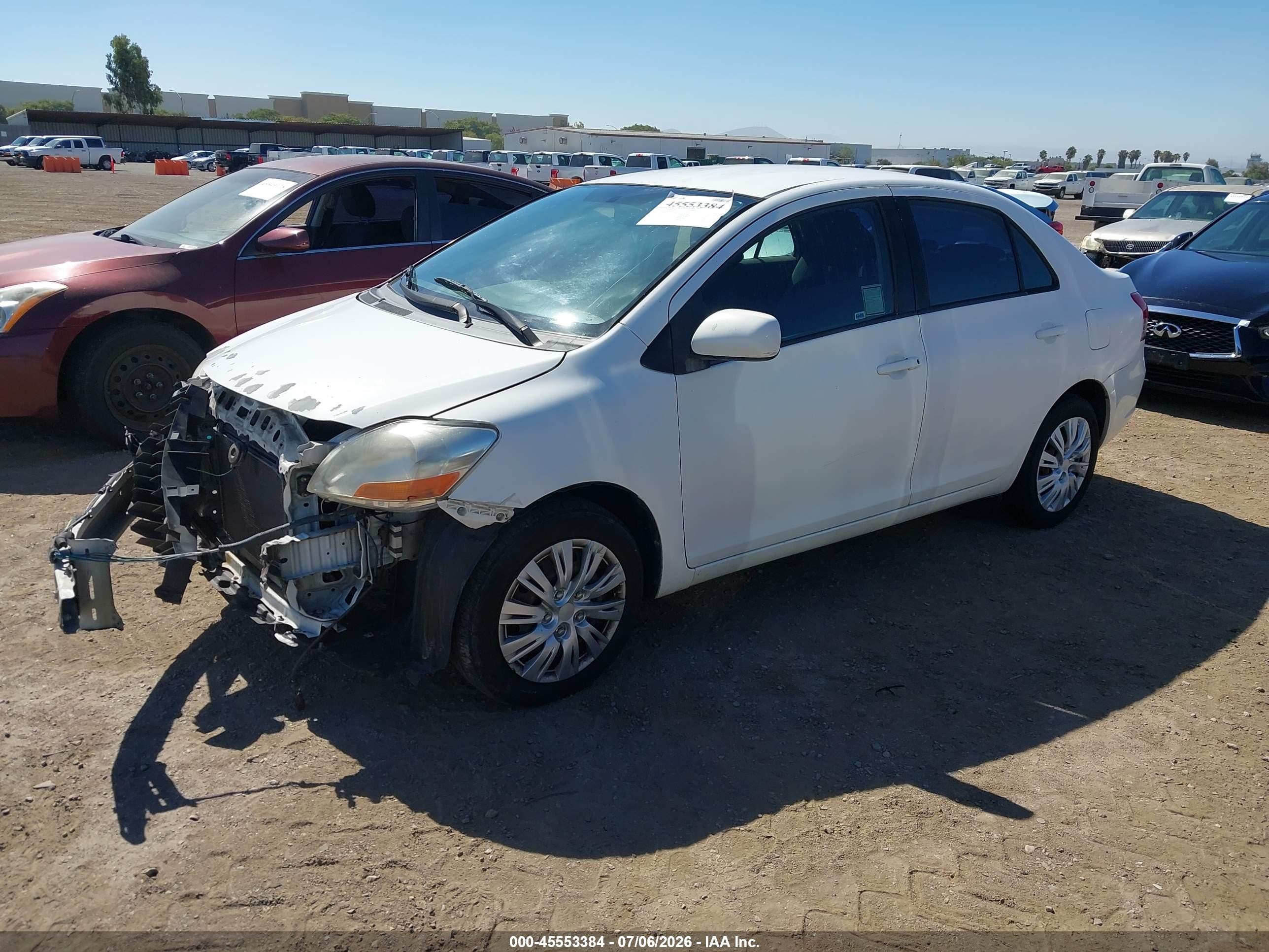 2010 Toyota Yaris   Белый vin: JTDBT4K34A4068228
