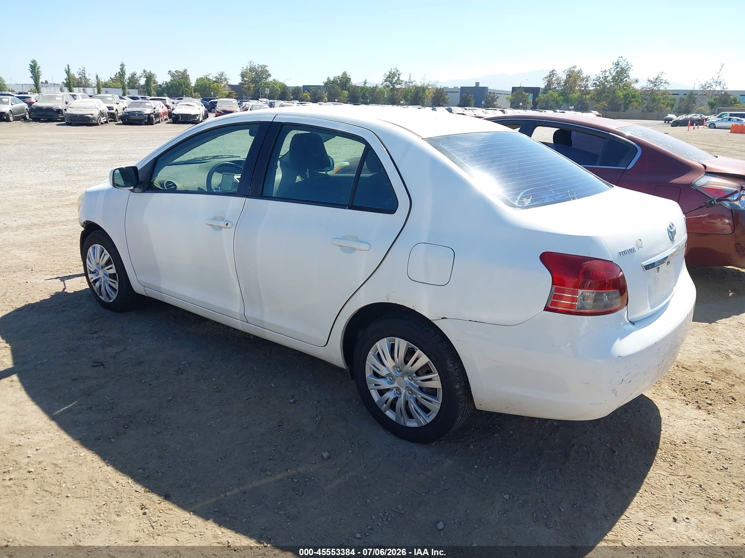 2010 Toyota Yaris   Белый vin: JTDBT4K34A4068228