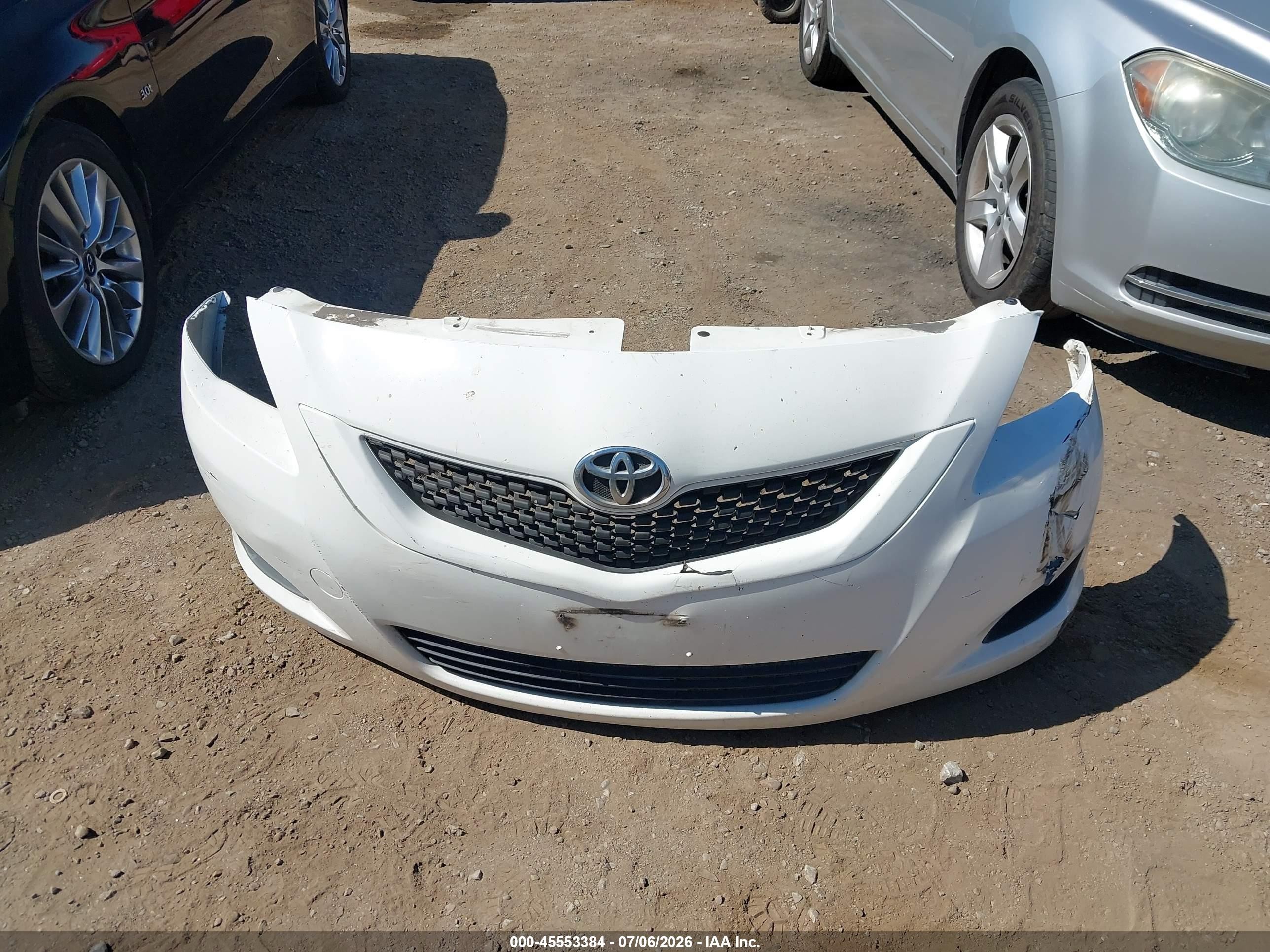 2010 Toyota Yaris   Белый vin: JTDBT4K34A4068228