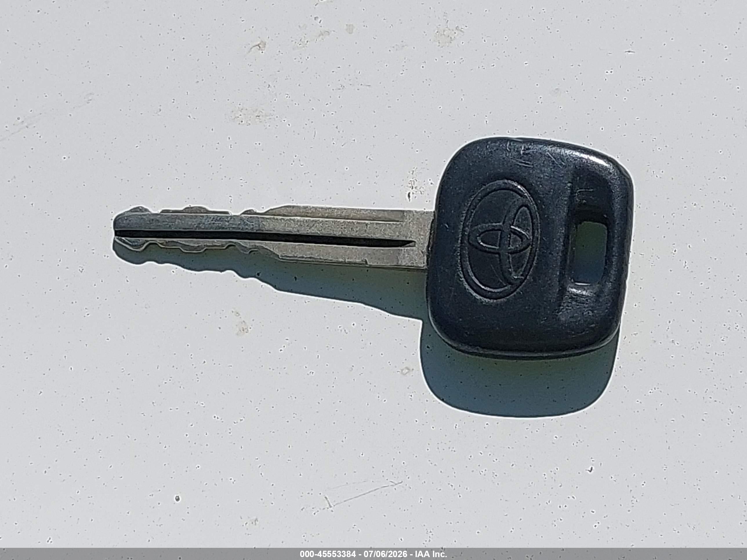2010 Toyota Yaris   Белый vin: JTDBT4K34A4068228