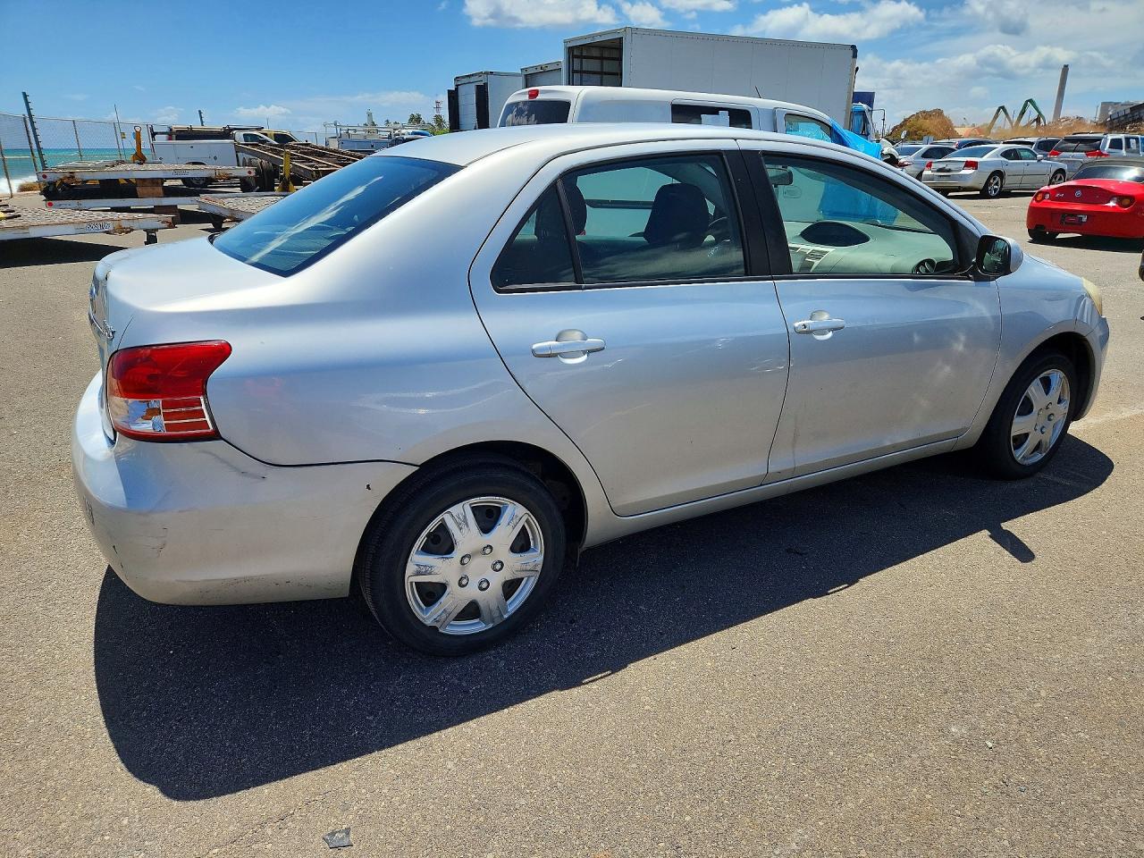 2010 Toyota Yaris Base Silver vin: JTDBT4K35A1356406