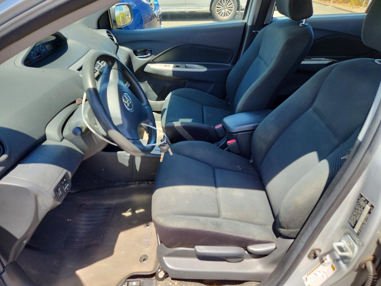 2010 Toyota Yaris Base Silver vin: JTDBT4K35A1356406