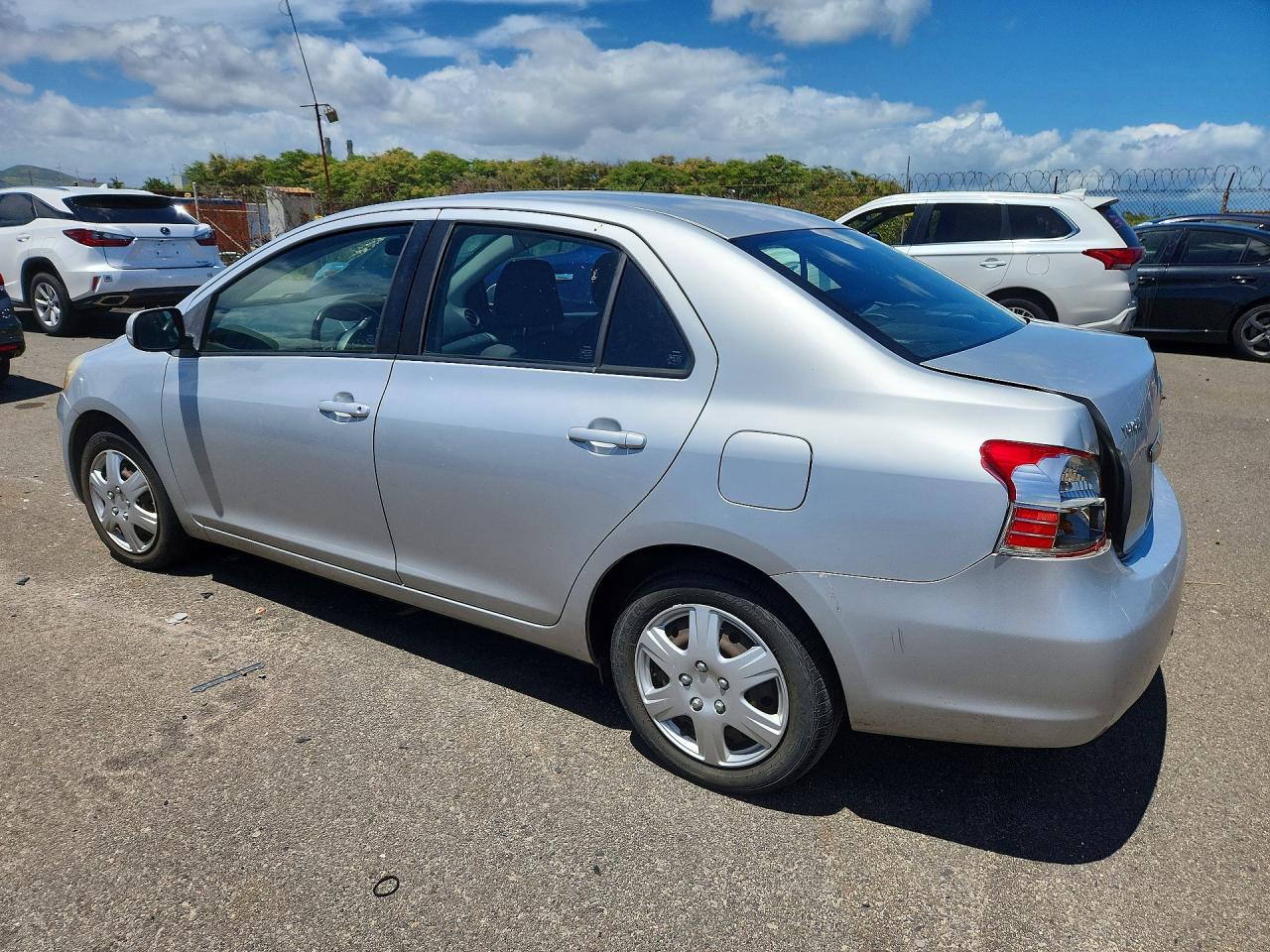 2010 Toyota Yaris Base Silver vin: JTDBT4K35A1356406