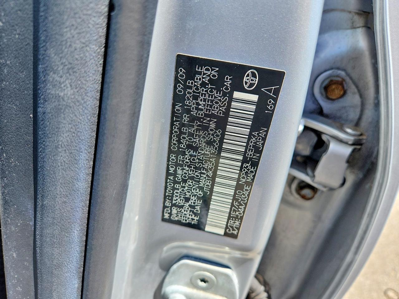 2010 Toyota Yaris Base Silver vin: JTDBT4K35A1356406