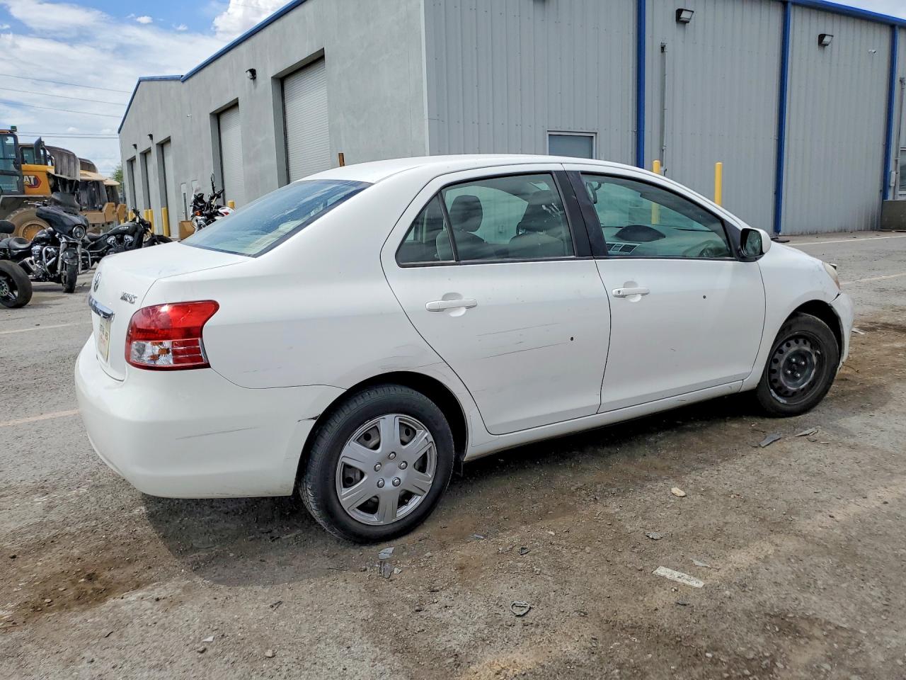 2010 Toyota Yaris Base White vin: JTDBT4K35A1364697