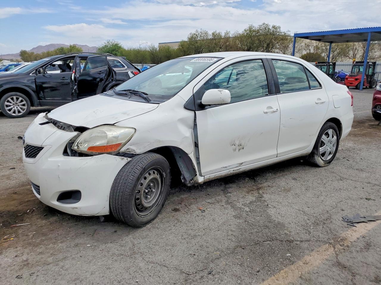 2010 Toyota Yaris Base White vin: JTDBT4K35A1364697