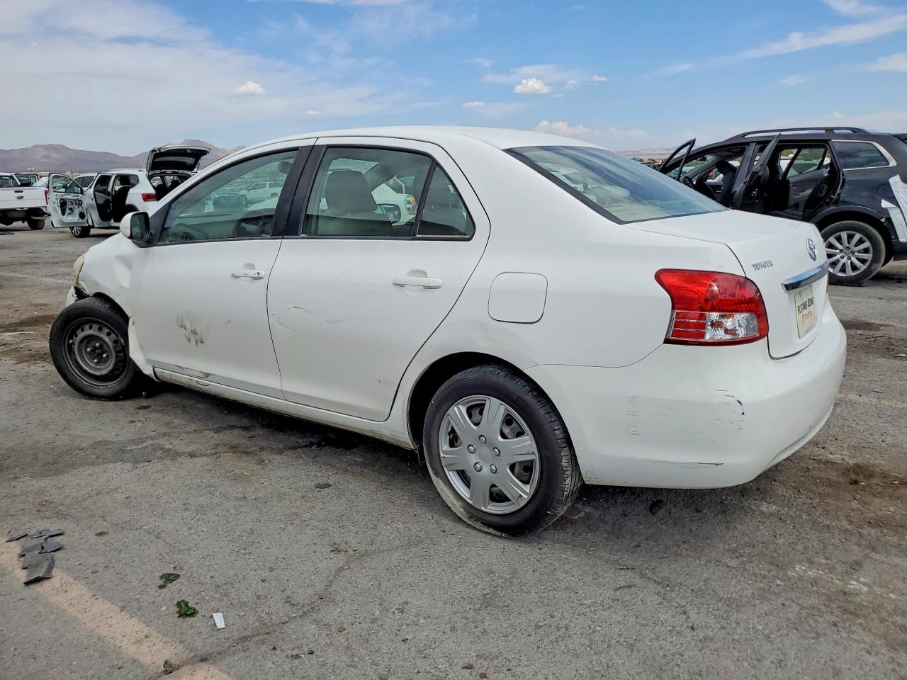 2010 Toyota Yaris Base White vin: JTDBT4K35A1364697