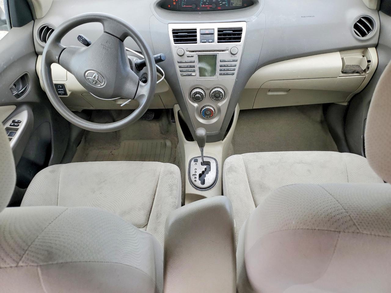2010 Toyota Yaris Base White vin: JTDBT4K35A1364697