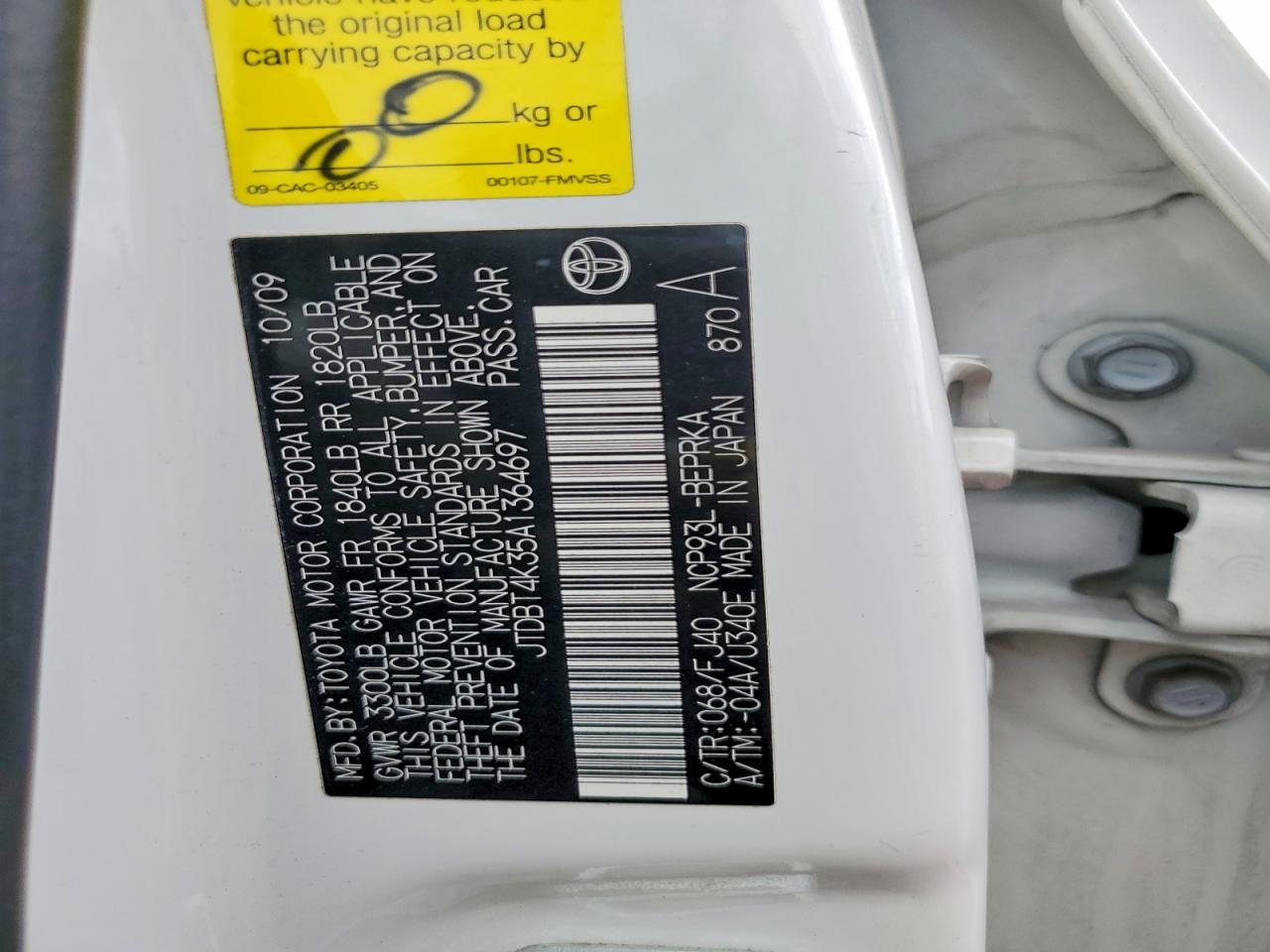 2010 Toyota Yaris Base White vin: JTDBT4K35A1364697