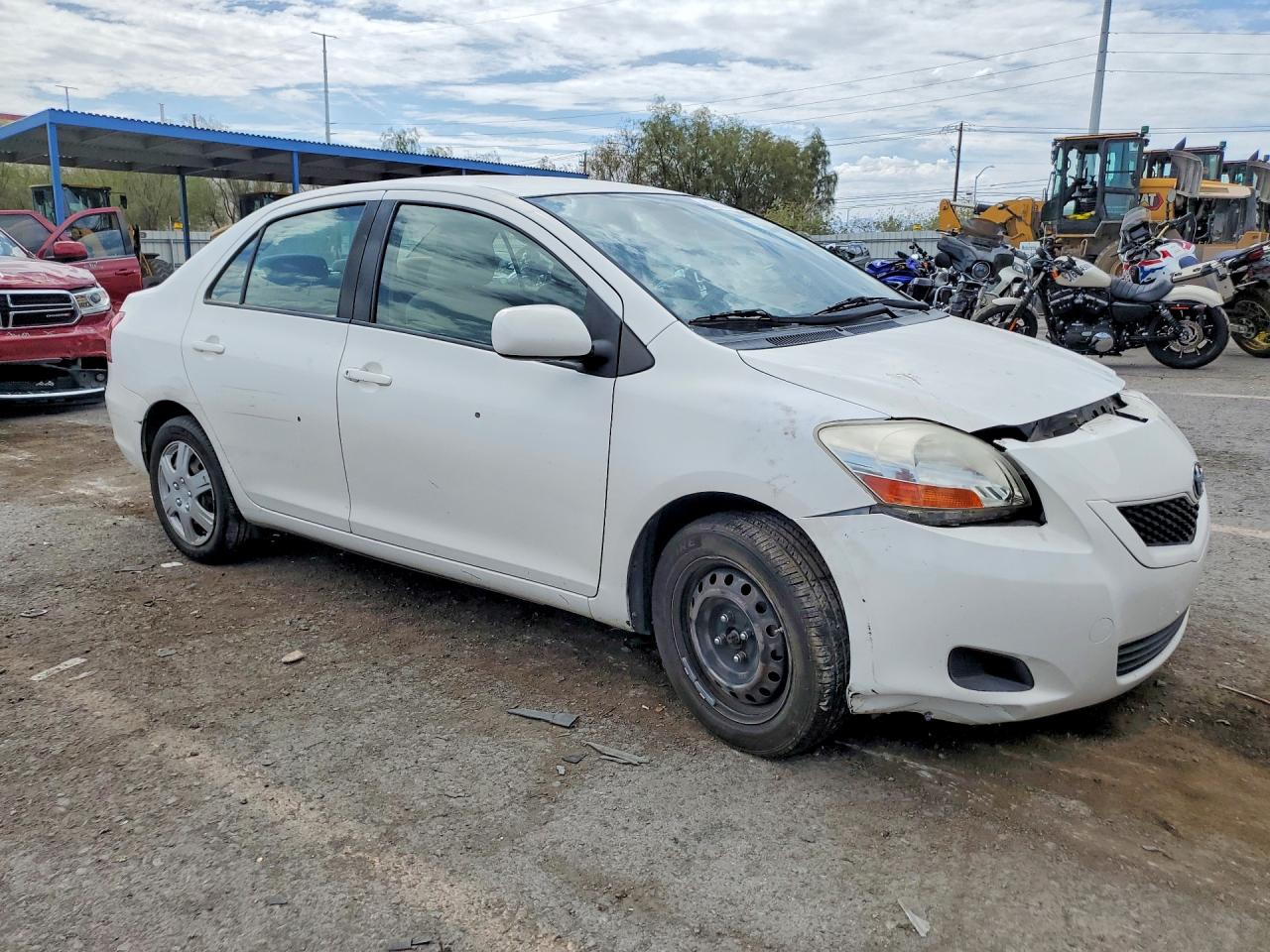 2010 Toyota Yaris Base White vin: JTDBT4K35A1364697