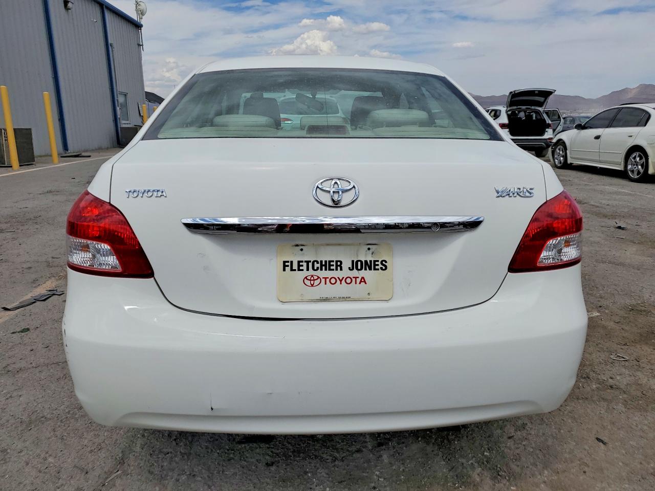 2010 Toyota Yaris Base White vin: JTDBT4K35A1364697