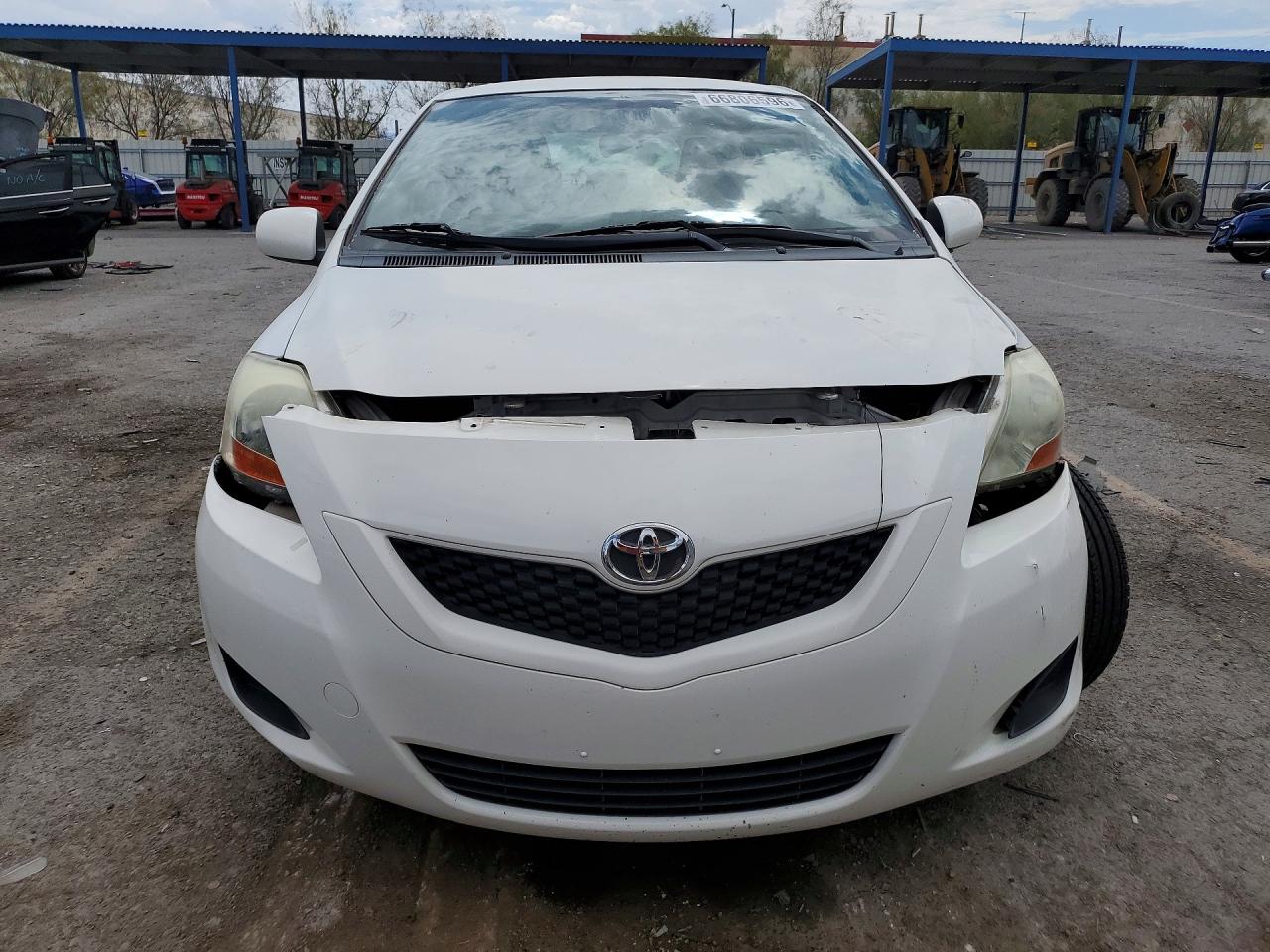 2010 Toyota Yaris Base White vin: JTDBT4K35A1364697