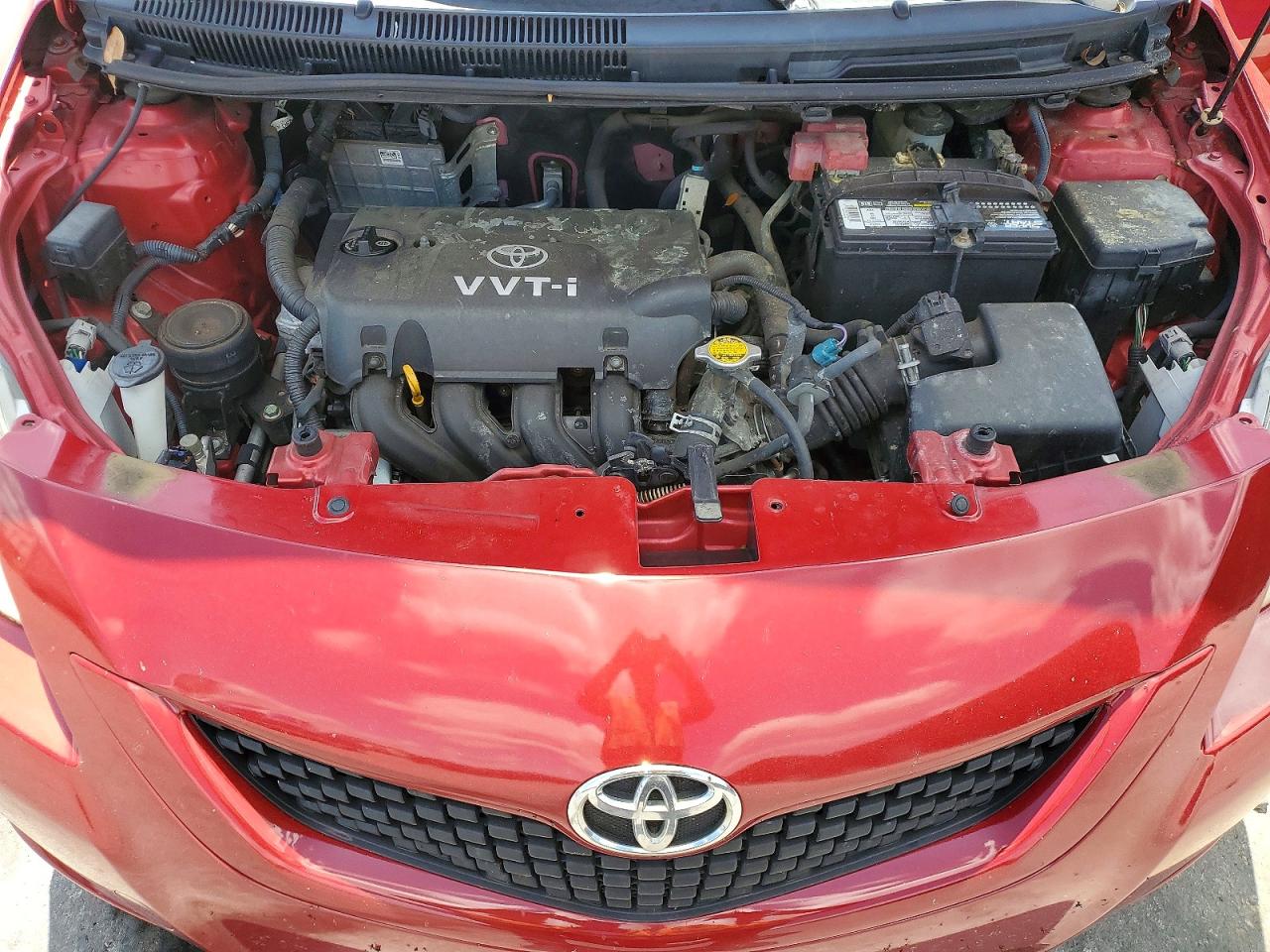 2010 Toyota Yaris Base Red vin: JTDBT4K35A1370287